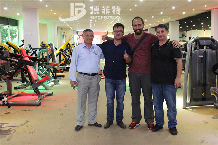土耳其客户来博菲特购买健身房器材，产品囊括有氧系列的跑步机，动感单车，健身车